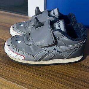 Reebok shark size 8